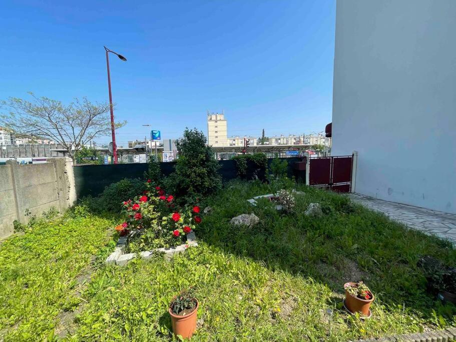 La Maison Est Situee En Face De La Gare Bondy Exterior foto