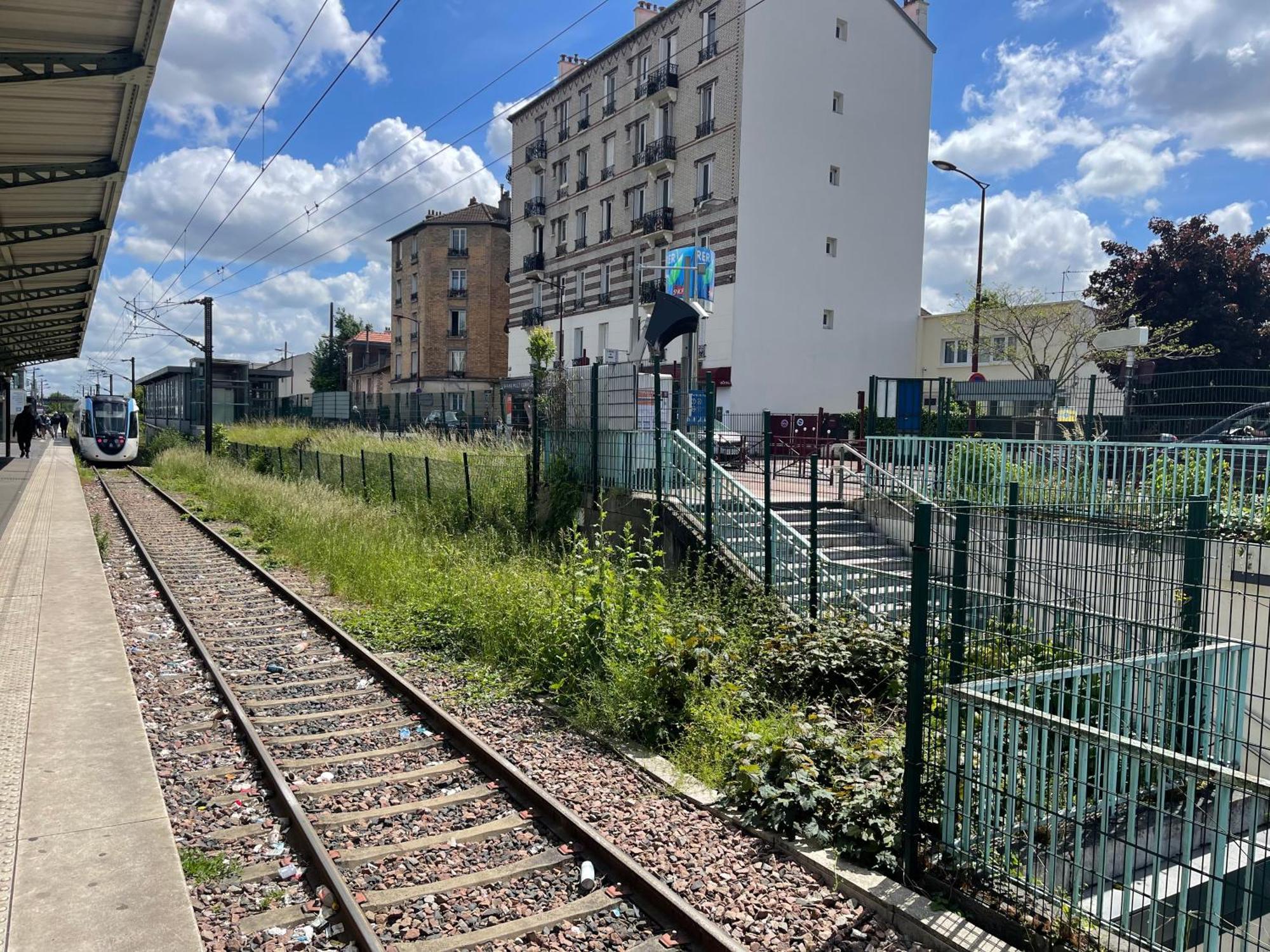 La Maison Est Situee En Face De La Gare Bondy Exterior foto