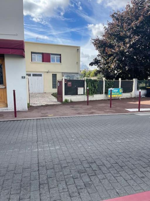 La Maison Est Situee En Face De La Gare Bondy Exterior foto