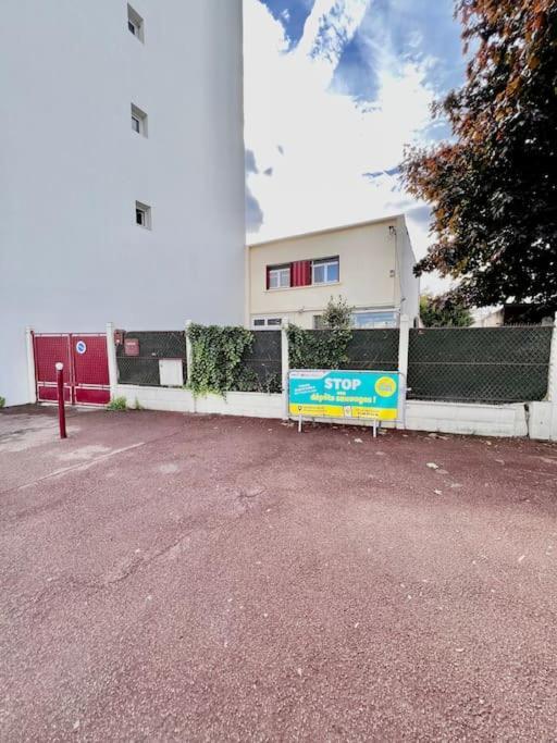 La Maison Est Situee En Face De La Gare Bondy Exterior foto