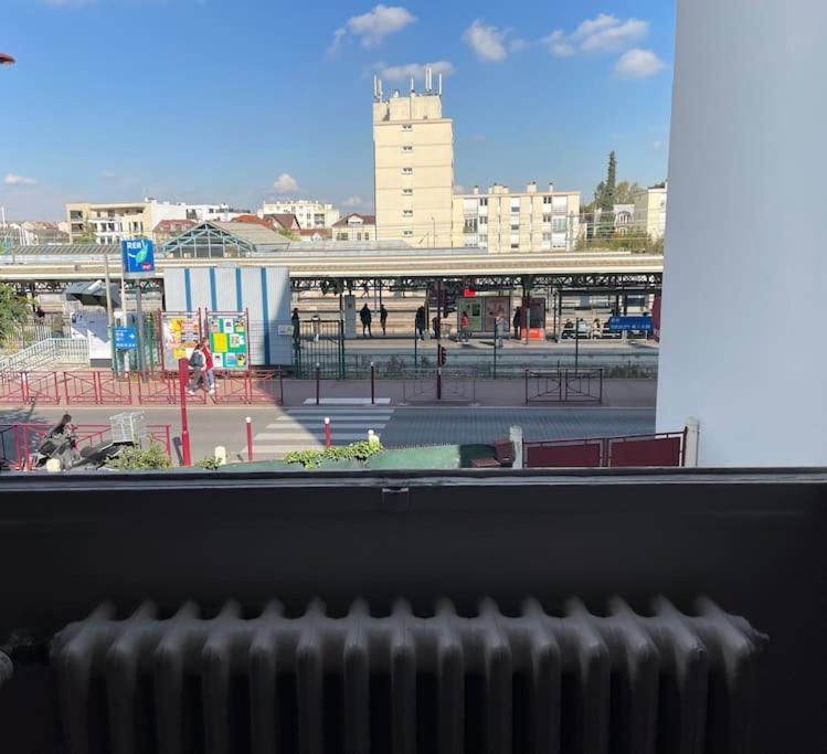 La Maison Est Situee En Face De La Gare Bondy Exterior foto